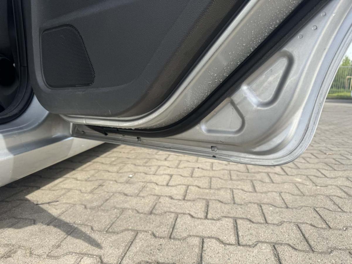 Ford Focus 2 original T&uuml;r hinten rechts Polar Silber Flie&szlig;heck Rohbau Bj.2005